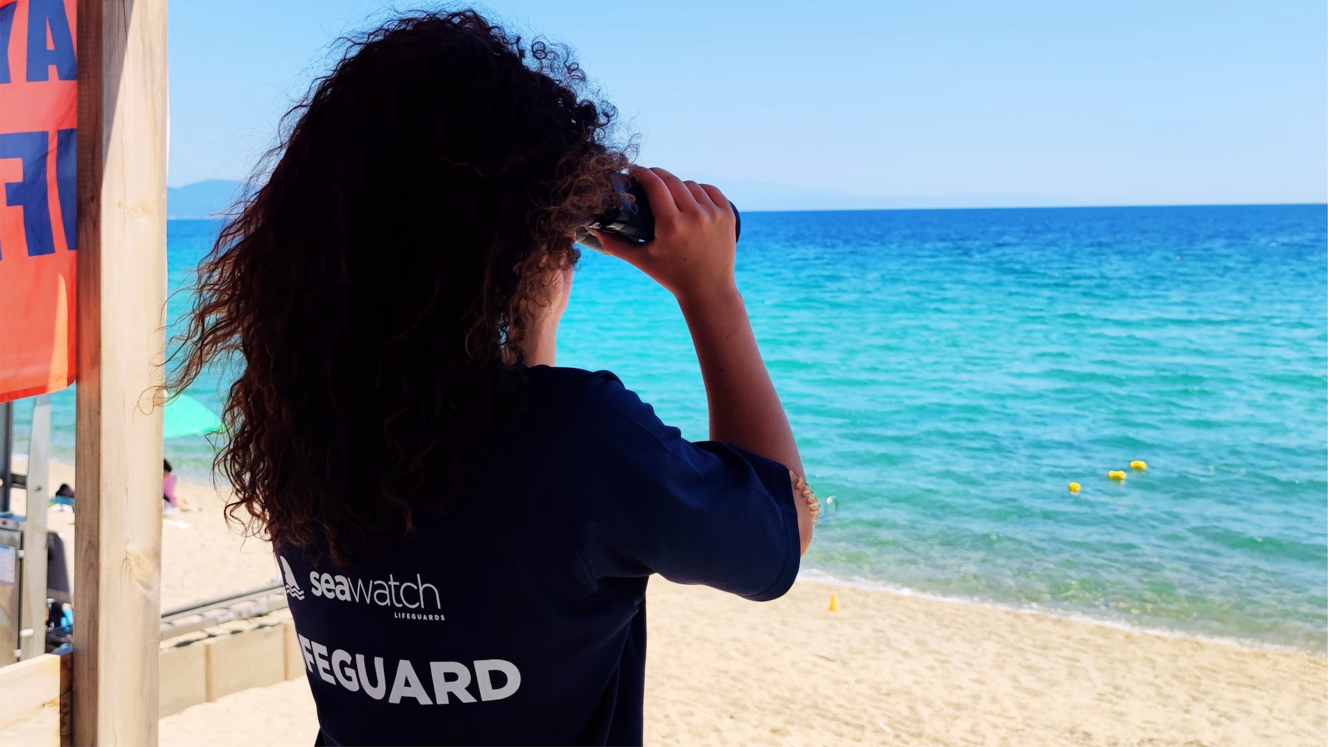 Ναυαγοσώστης σε εκπαίδευση από τη Seawatch Lifeguards σε παραλία